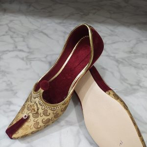 Beige paisley men's jutti with maroon velvet lining