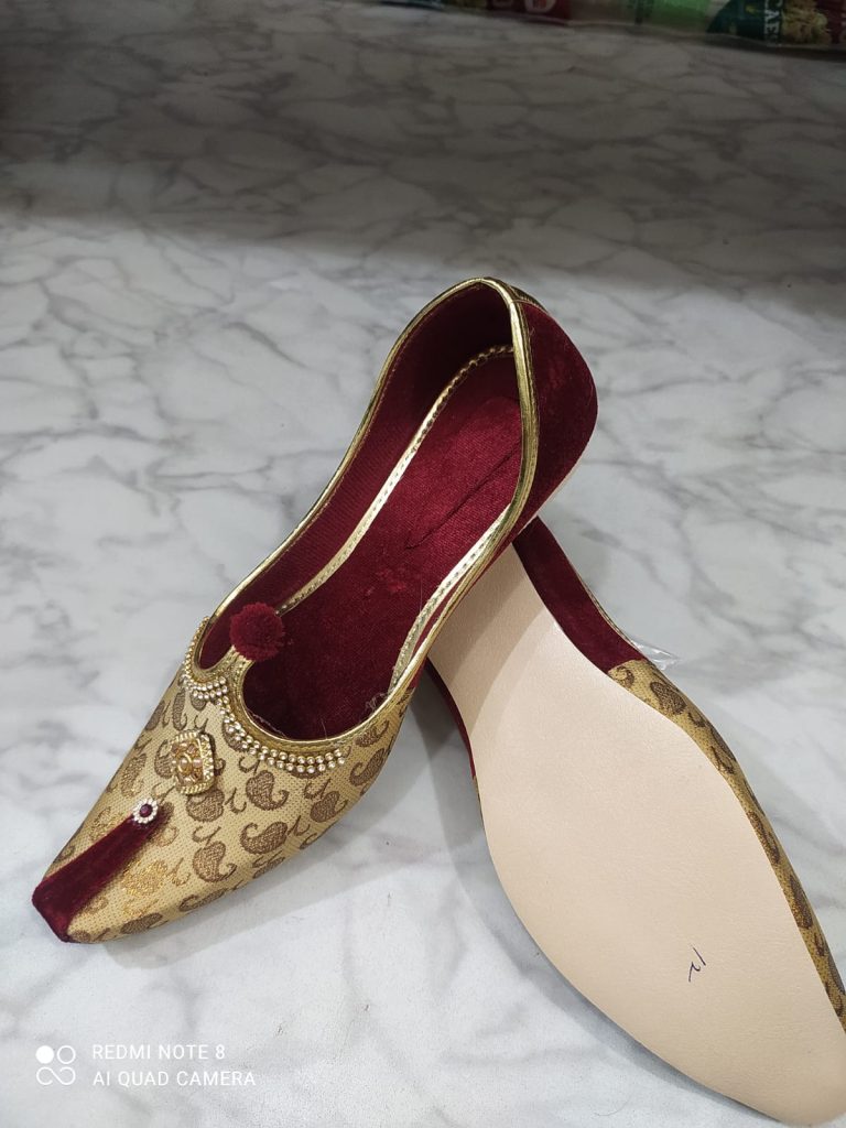 Beige paisley men's jutti with maroon velvet lining