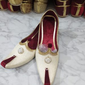 Cream brocade men's jutti with floral ornament and maroon lining