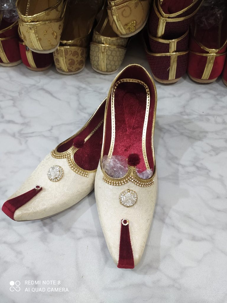 Cream brocade men's jutti with floral ornament and maroon lining