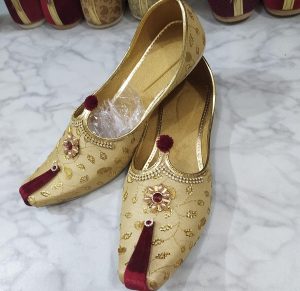 Gold brocade men's jutti with maroon velvet accent