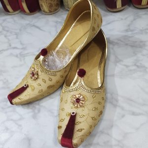 Gold brocade men's jutti with maroon velvet accent