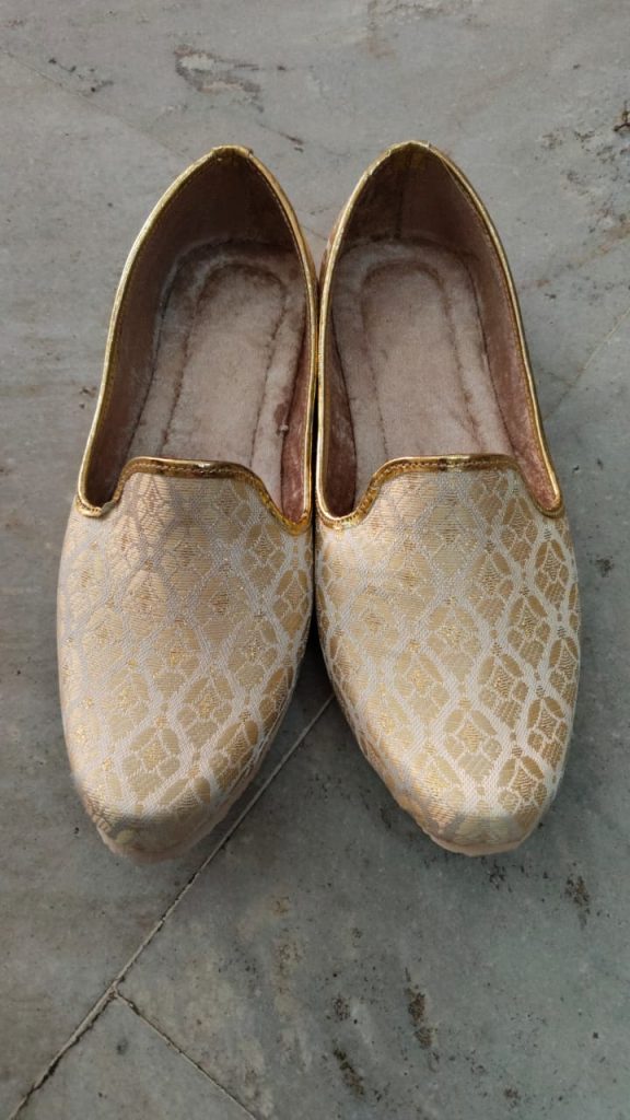 Gold patterned traditional men's jutti
