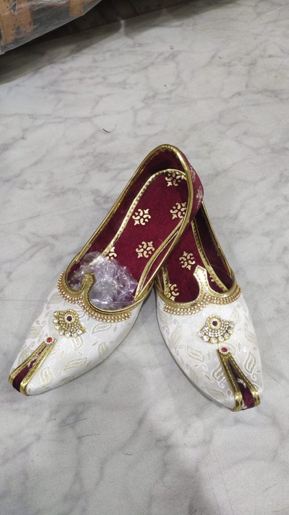 White and silver men's jutti pair, alternate view
