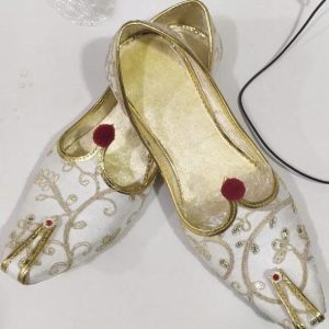 White embroidered vine men's jutti with maroon pom-pom