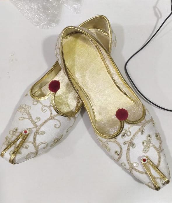 White embroidered vine men's jutti with maroon pom-pom