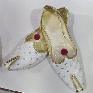 White floral motif men's jutti with maroon accents
