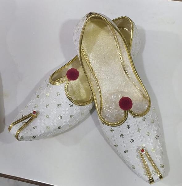 White floral motif men's jutti with maroon accents